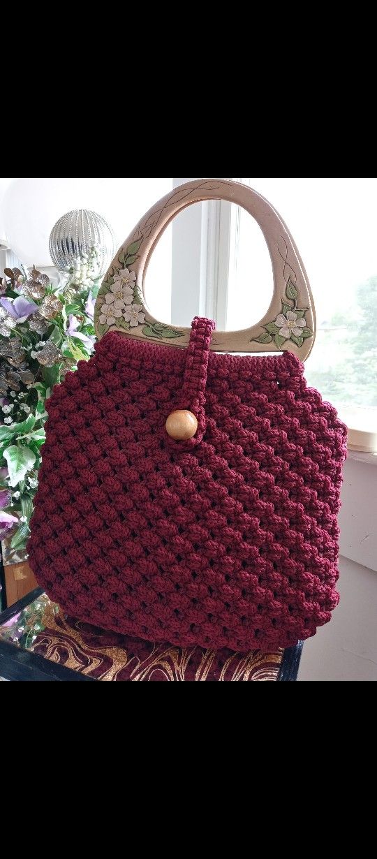 Beautiful Lux Woven Handbag W/ Wooden Handles