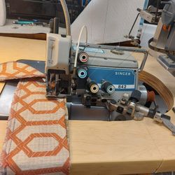Singer 842 Industrial 5 Thread Serger Sewing Machine.
