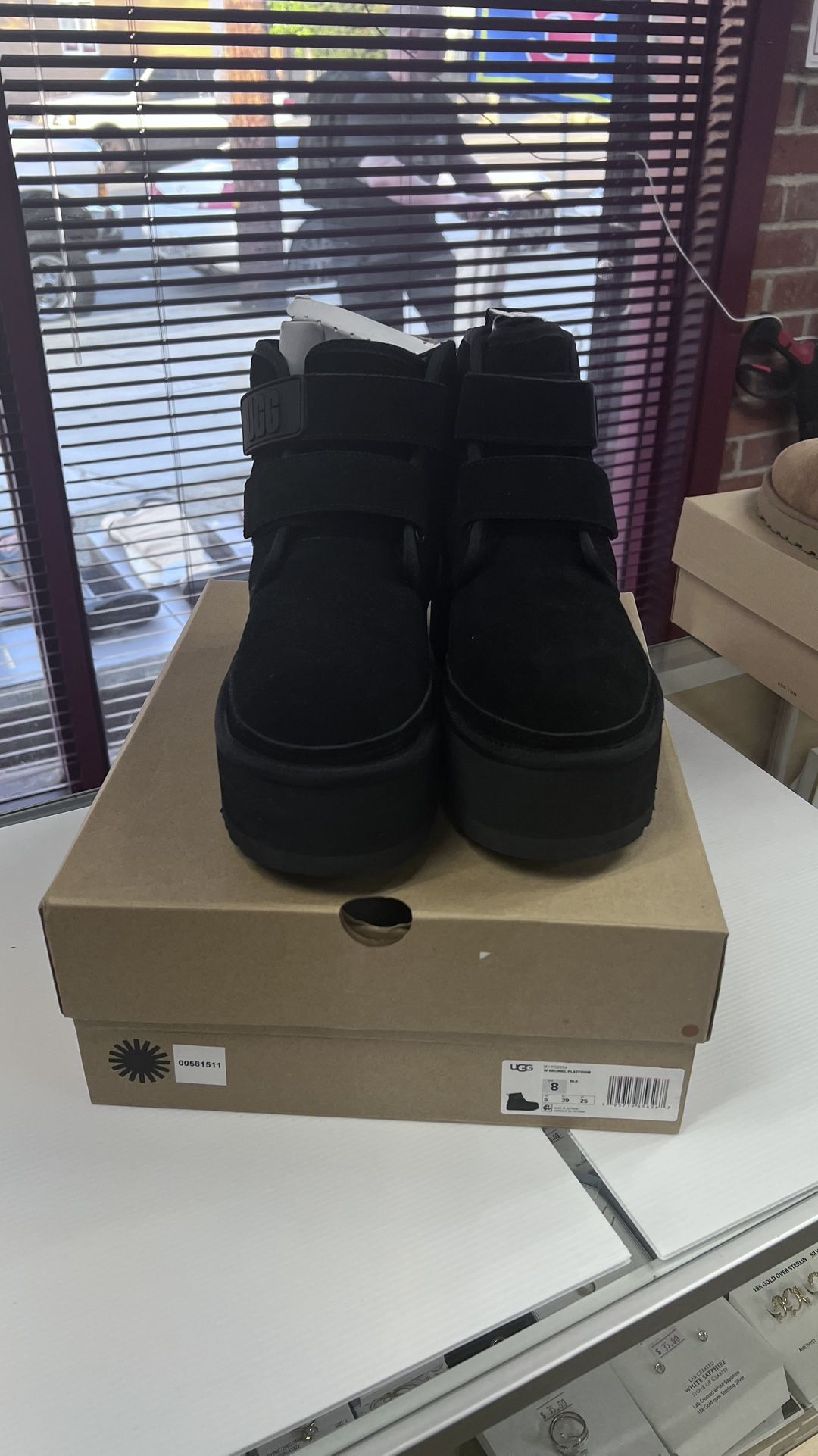 UGG