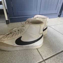 Nike girls shoe - Size 7Y