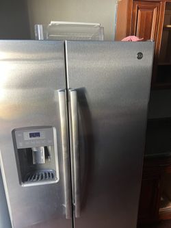 GE Stainless Side-by-Side Fridge w/ Ice & Water ///