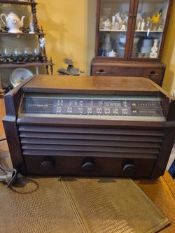 Vintage RCA Victor vacuum tube table top radio