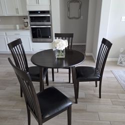 Small Dining Set. Used, in great condition. Great for small spaces!

36" Round Table With 4 Chairs 

Decor Not Included 

$225


