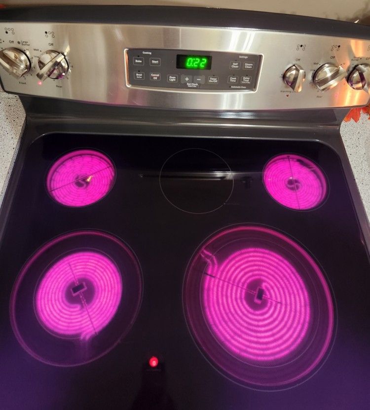 GE 30" Stainless Steel Electric Range for Sale in Three Rivers, MI