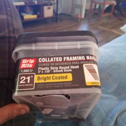 About 600 Plastic Strip Framing Nails 