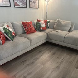 Detachable sectional Couch 