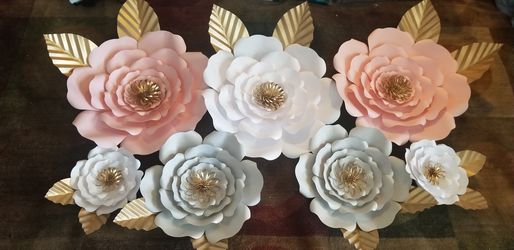 Paper flowers and paper roses. Flores de papel.