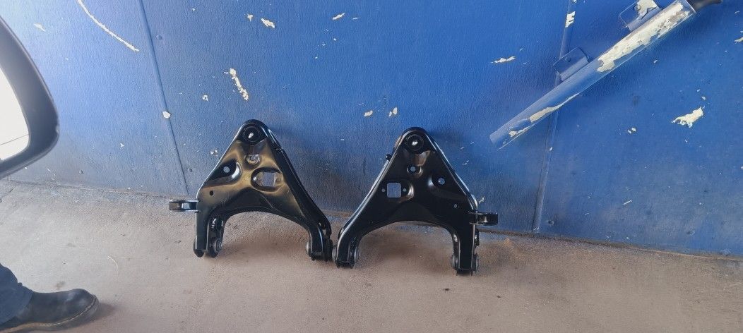95 - 11 ford explorer and ford ranger lower control arms