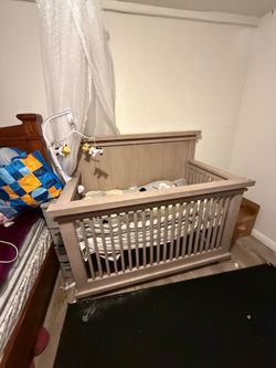 Baby Hampton 4 in 1 convertible crib