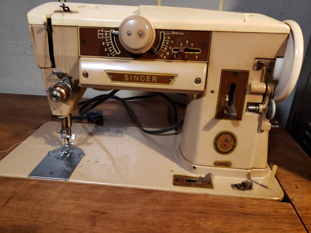 1960's Singer Sewing Machine $390 Whit The Original Table Singer Furniture