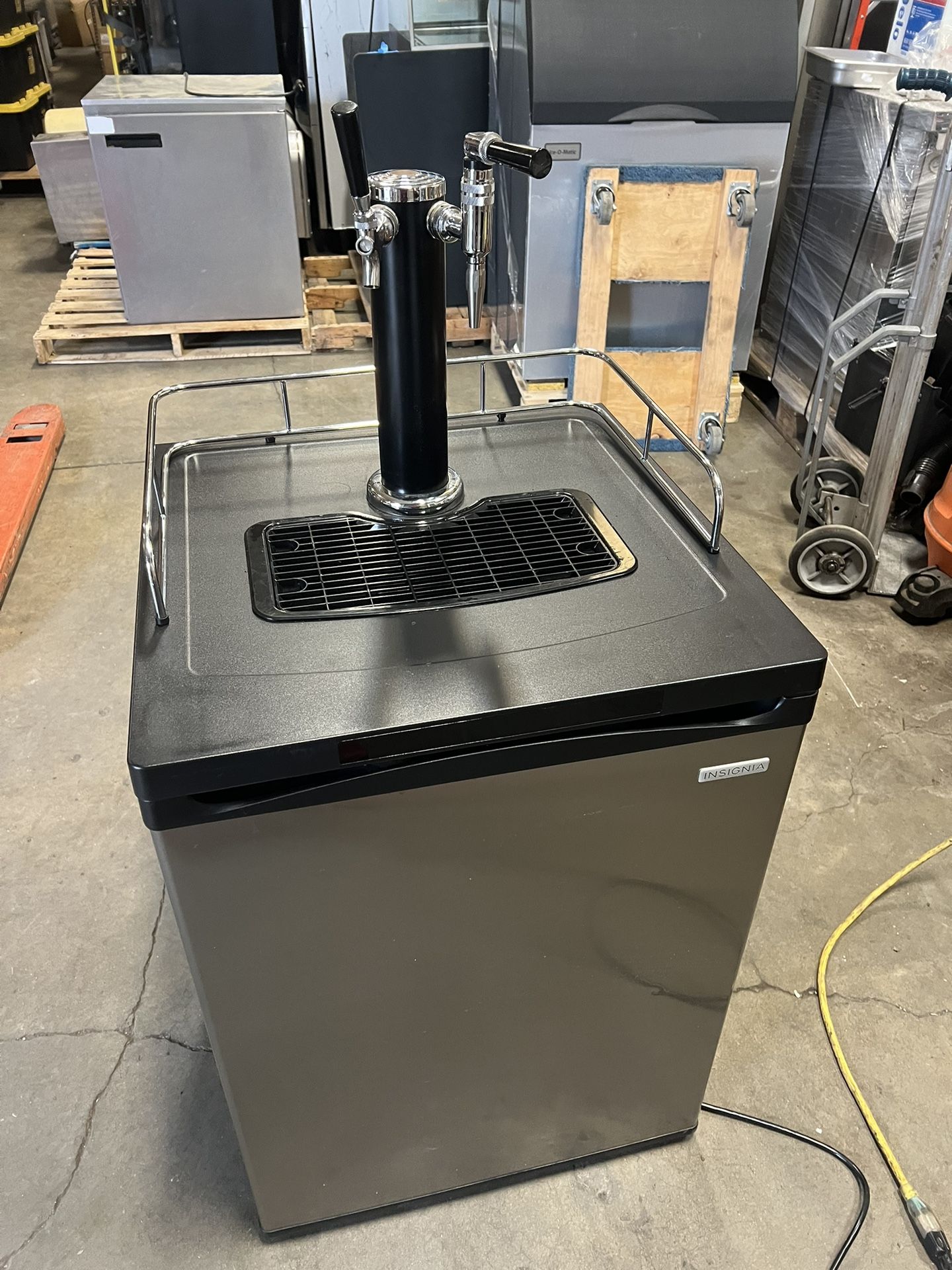 Insignia 5.6 Cu. Ft. 2Tap Beverage Cooler Kegerator Stainless Steel