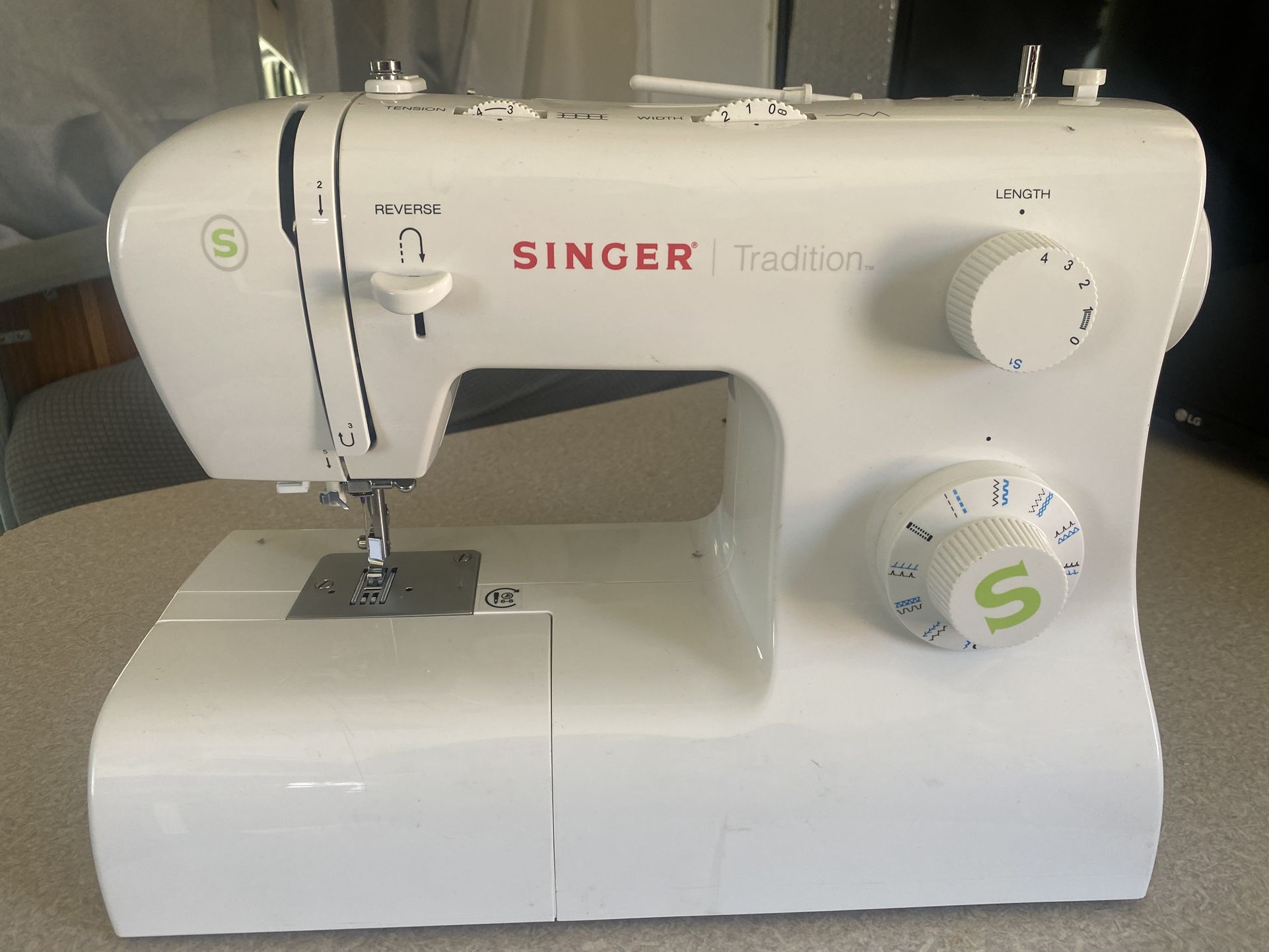 Singer Tradition 2277 Sewing Machine