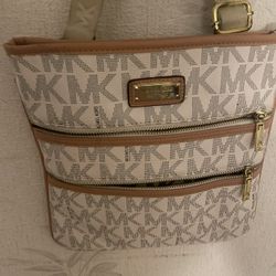 Michael kors Crossbody Medium Size Purse In Great Shape 