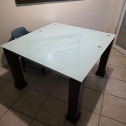 Expandable Dinner Table