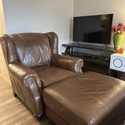 Exceptional Vintage Henredon medium Brown Leather Chair With Ottoman