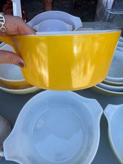 Vintage yellow Pyrex 475