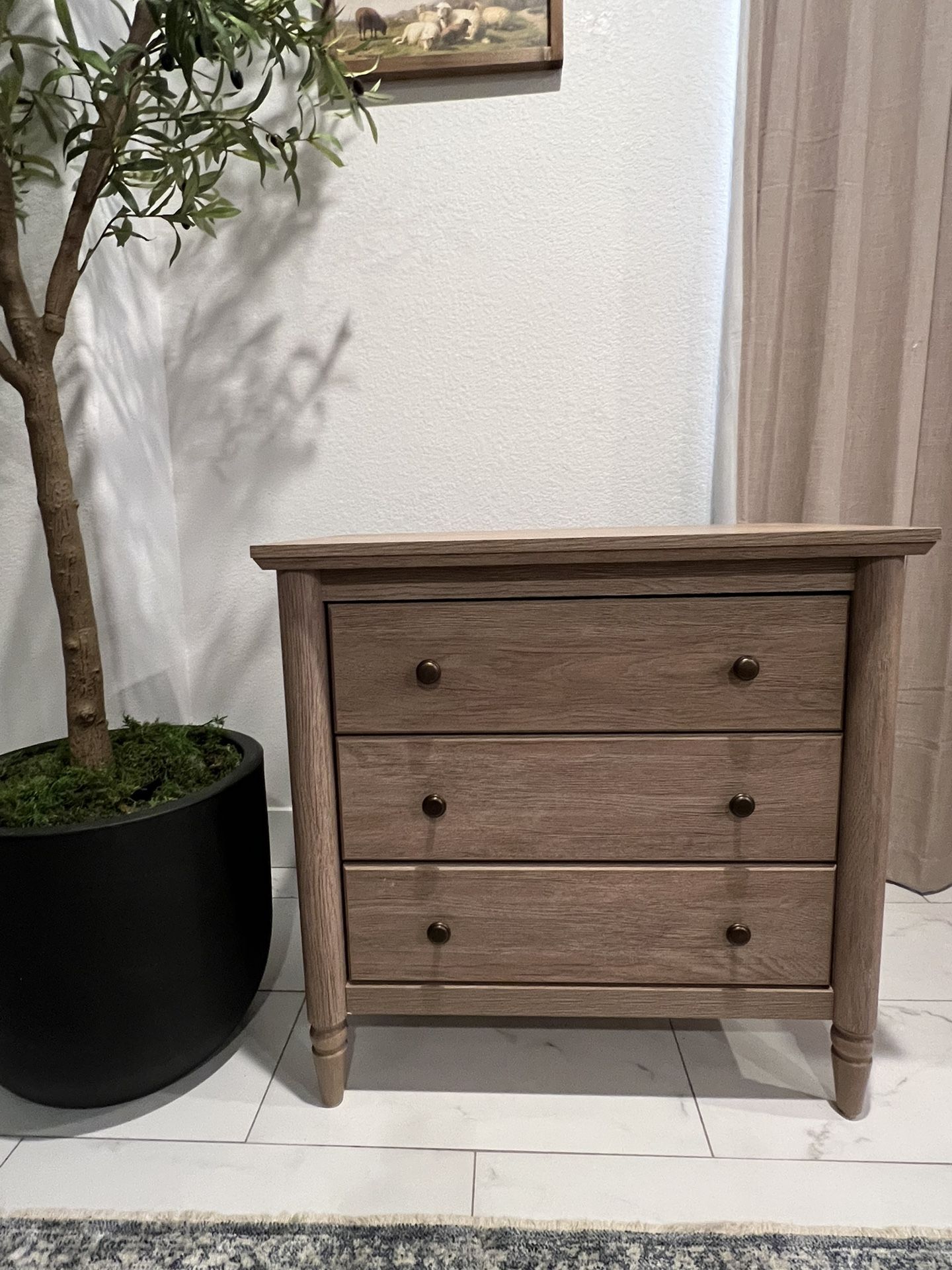 1 Beautiful Well Made End Table / Nightstand