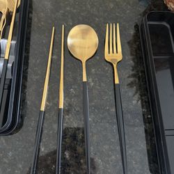 Set Of 4 Pieces Of Spine , Fork, And Chopsticks