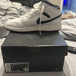 Size 7 Jordan 1s (black and white)