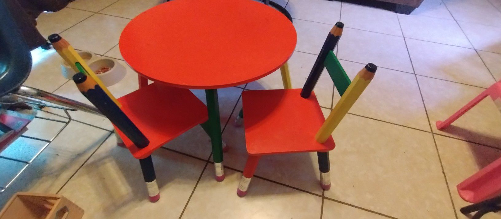 Very Adorable Kids Table And 2 Chairs 