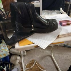 Very Cute Black Size 8 Woman's Boots 