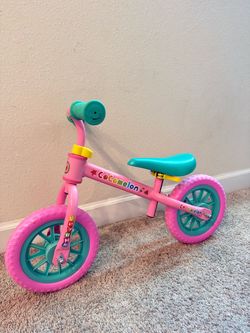 CoComelon Beginner Balance Bike & Helmet (Rosa / Pink