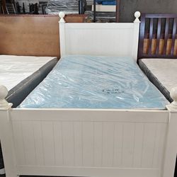 Twin size mattress and boxspring and headboard, footboard bed good condition free delivery