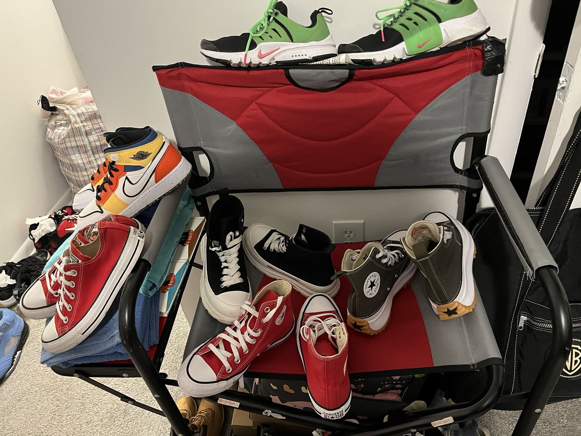 Size 5Y & 6)Nikes, Green, Black, And White, $35)Converse, $35,$45, $50(Black And White High TopConverse Men Size 6.5) Size 8.5 Women)(👇🏽Des.