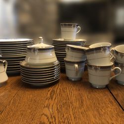 Fine China. 50 Piece Mikasa Grande Collection, Ivory Gold Tropez L5504 Japanese Dish Set. Full Place Setting minus 1 Dinner Plate.