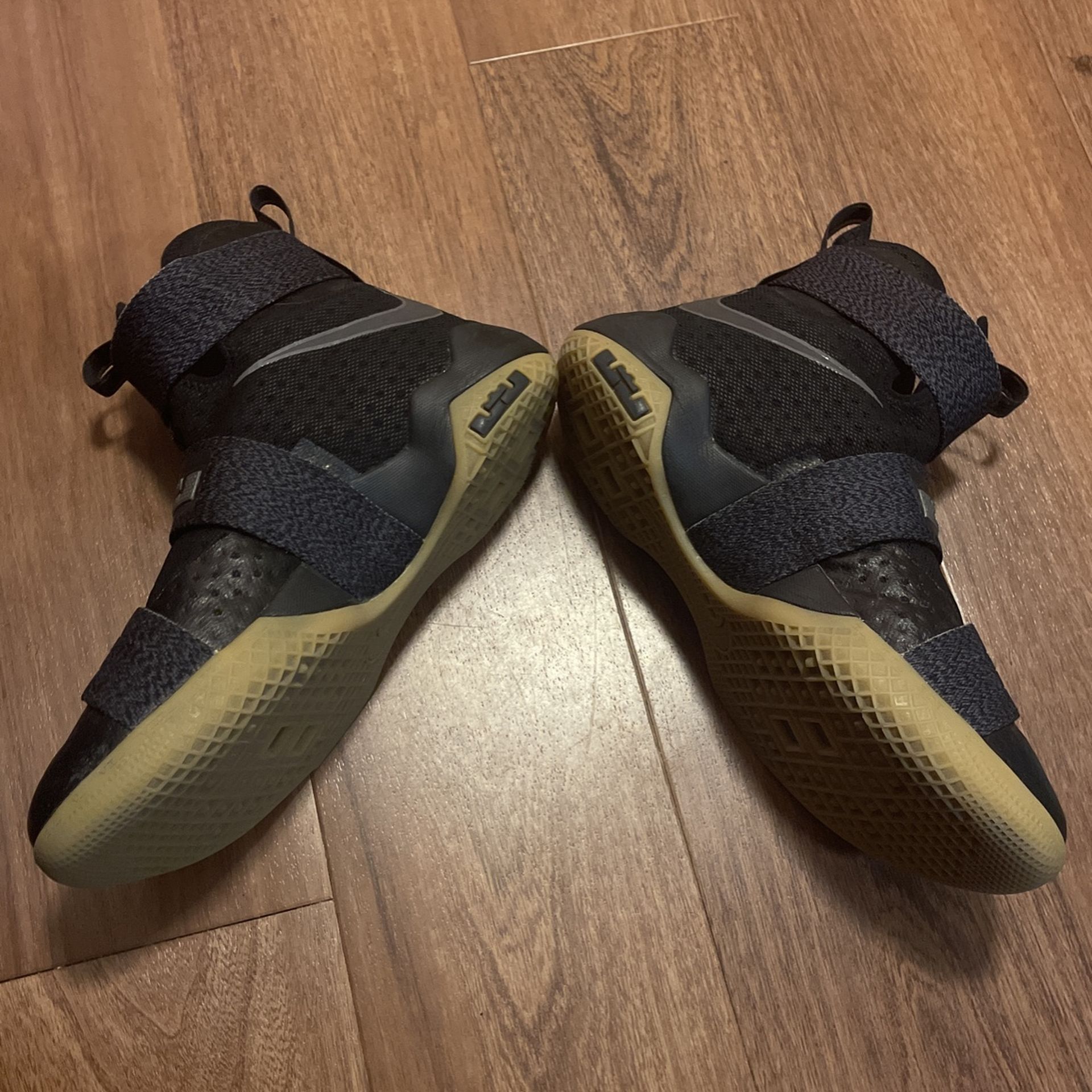 Lebron soldier 2025 black gum