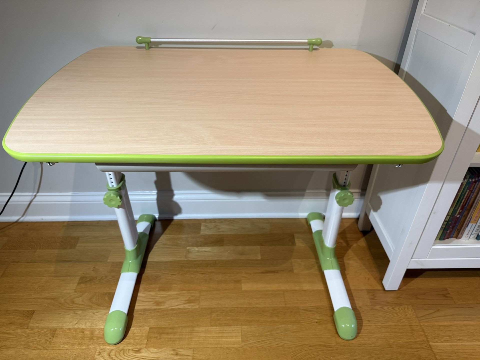 Adjustable height kids desk in amazing like new condition