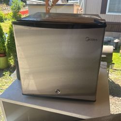 Mini Fridge 
