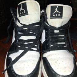 Nike AIR JORDAN 1MID PANDA 