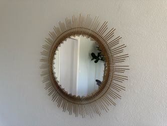 Gold Sunburst Wall Mirror – Modern Design