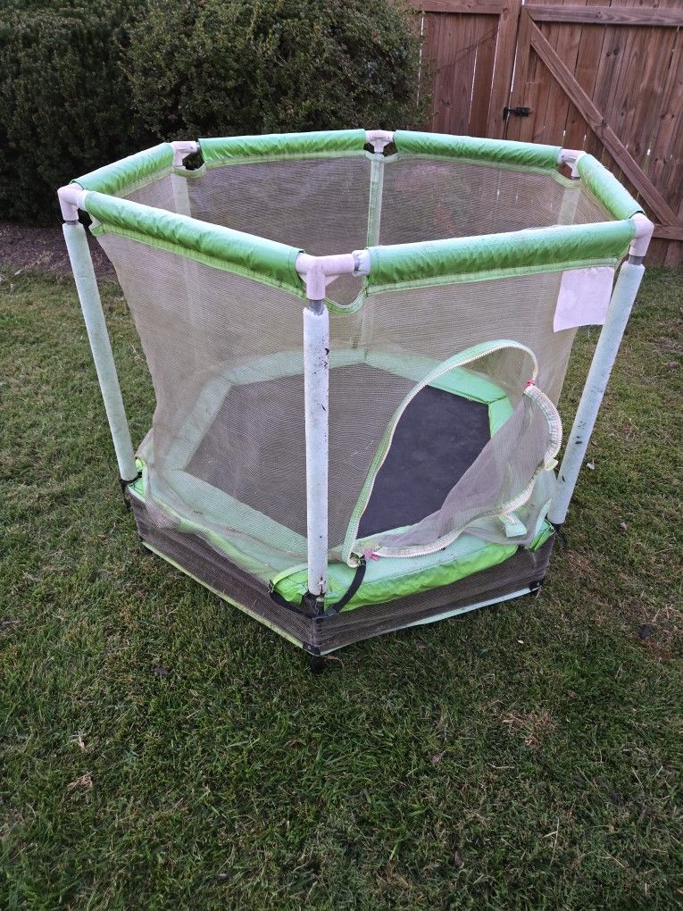 Kids Trampoline With Enclosure
