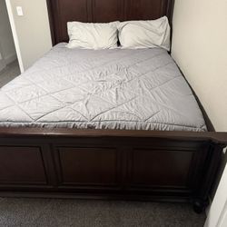 Ashley Furniture Queen Size Bed w/mattress (like New)