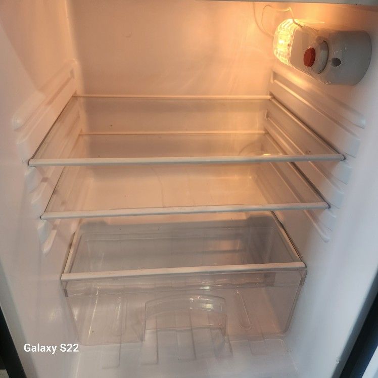 Magic Chef Mini Fridge w/Freezer