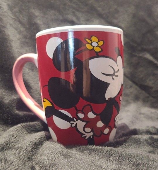 Minnie and Mickey Mouse kissing gallery