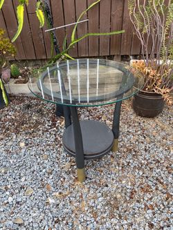 Side table. Best offer. Vivo en menifee ca