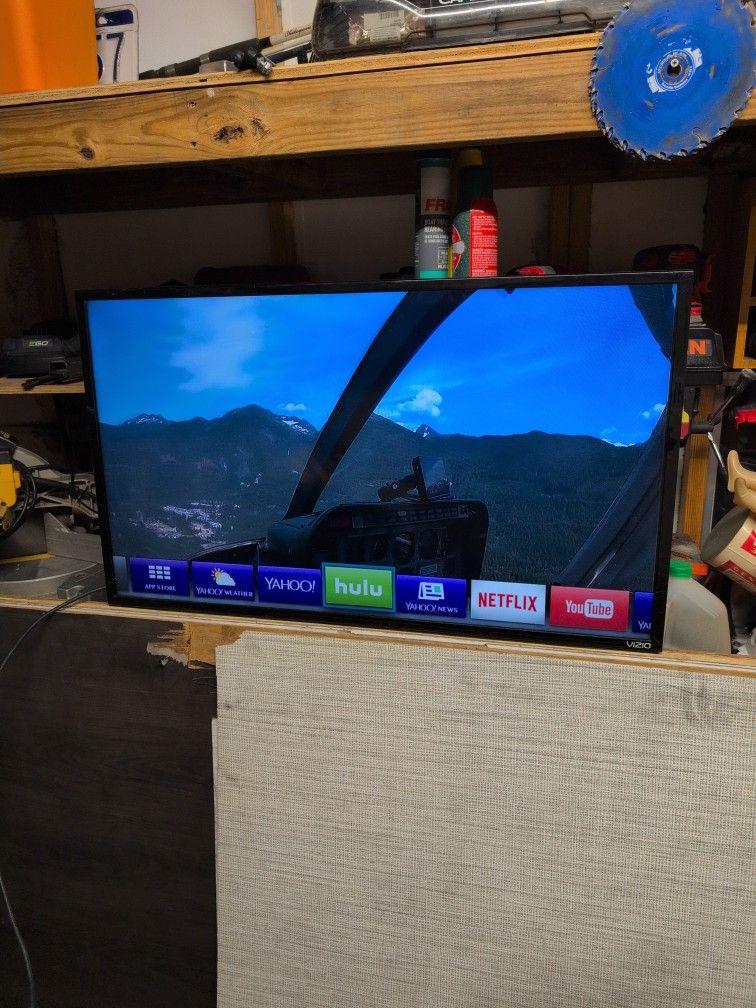 Vizio 40" Screen Smart TV With Remote