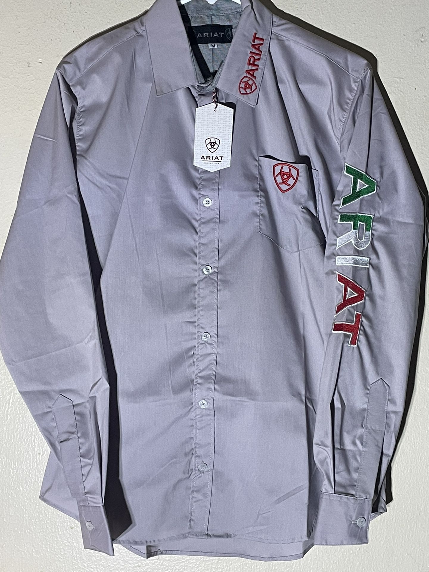 Ariat Shirts/Camisas Bordadas Size Medium