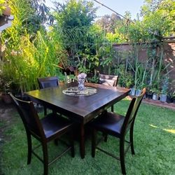 table and chairs 
