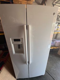 GE Side-by-Side by side Refrigerator with Ice Maker