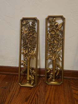 2 sets of floral wall hangings.