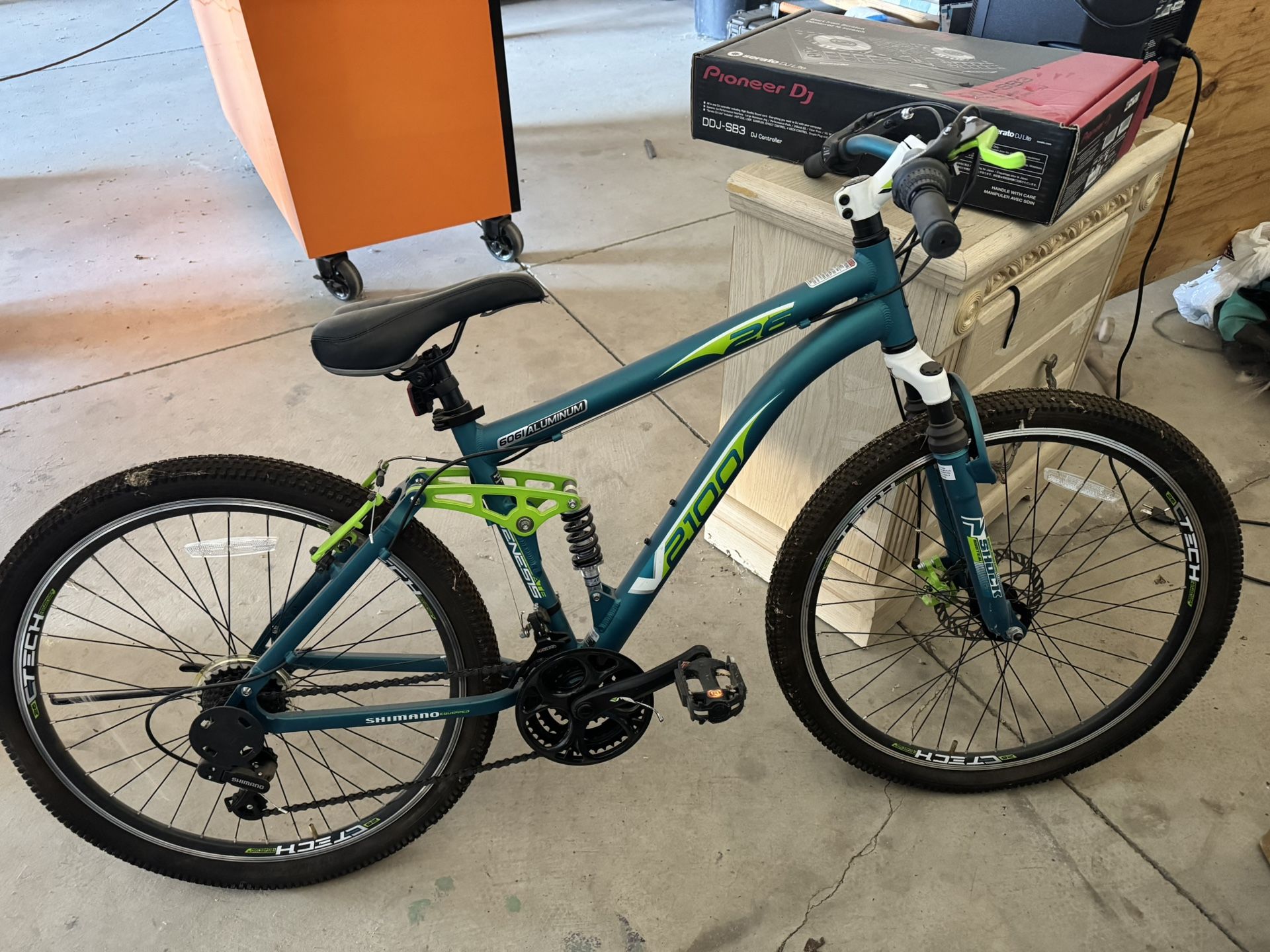 Genesis V2100 6061 Aluminum Bicycle Women’s