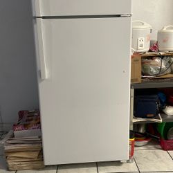 GE - 17.5 Cu With Top freezer 