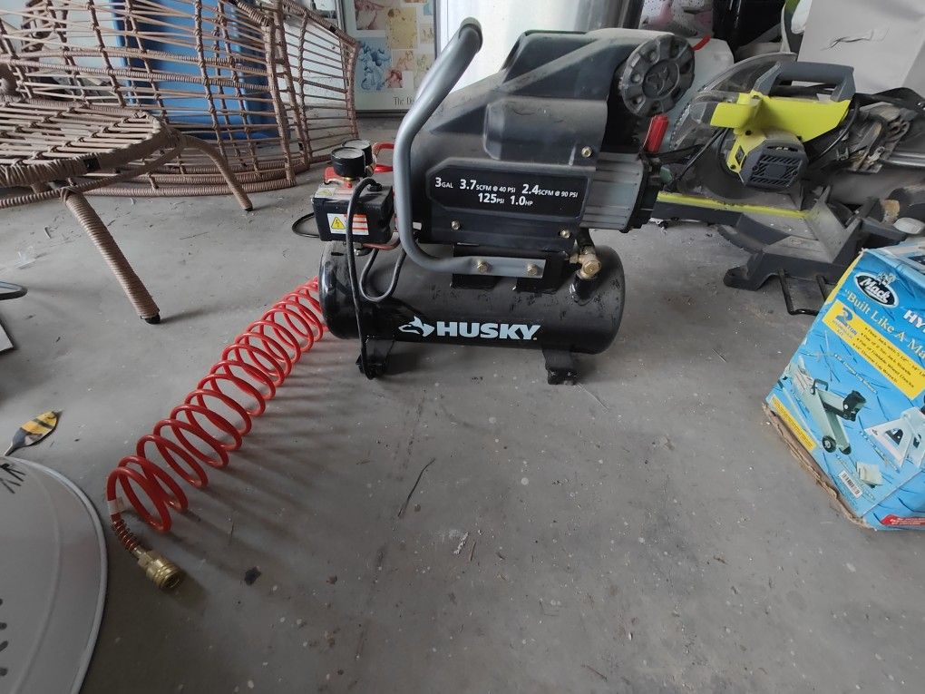 Husky 3 gallon 125 PSI air Compressor 