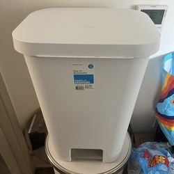 13 Gallon Trash Can 