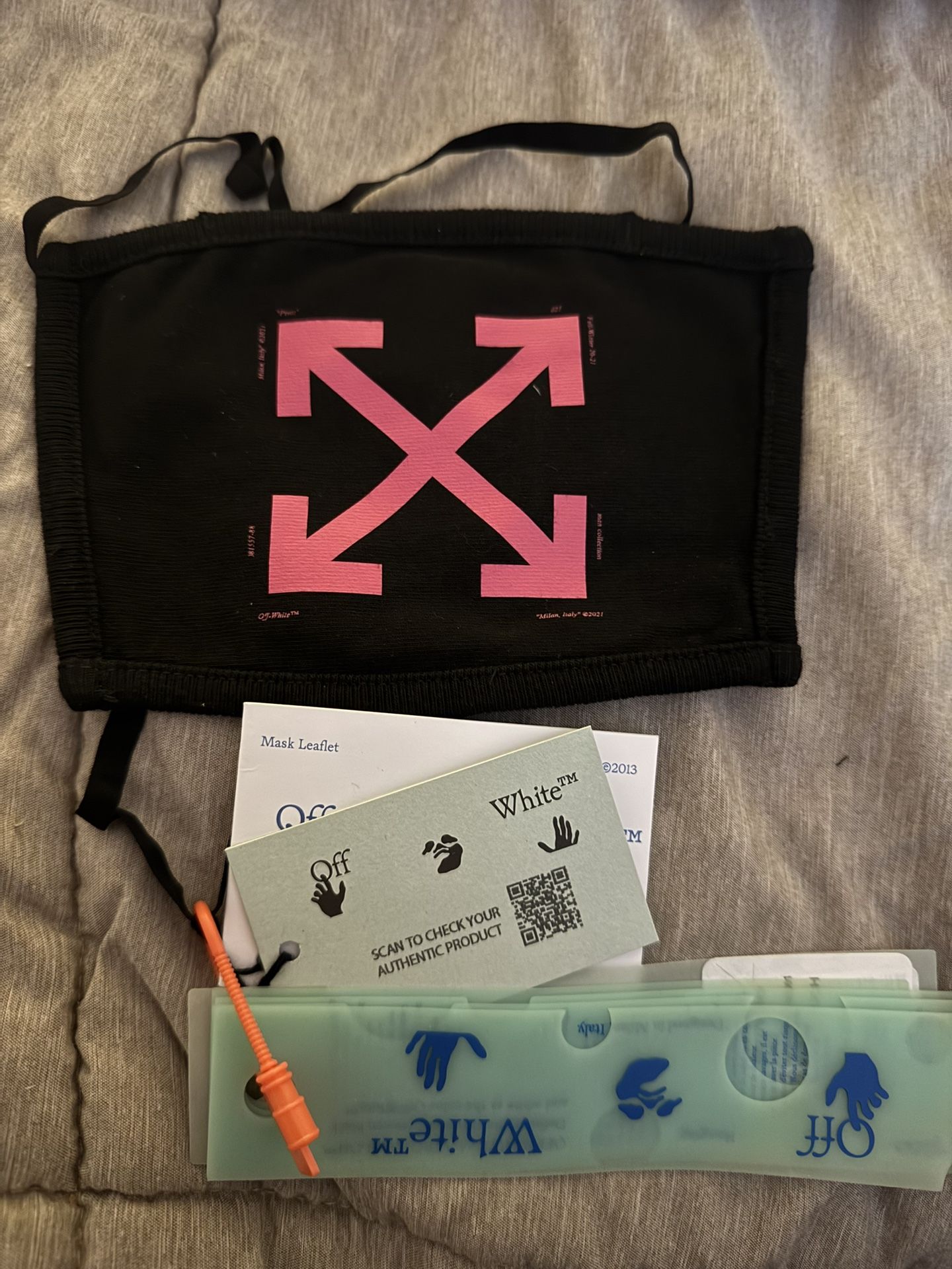 OFF-WHITE Arrows Over The Head Face Mask Black/Fuchsia