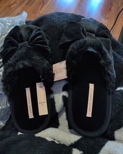 Victoria's secret black fluffy furry slippers sz 5_6 ( brand new with tags )